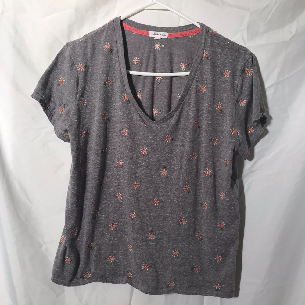 Skylar & Jade Flower Printed Grey V-neck T-shirt